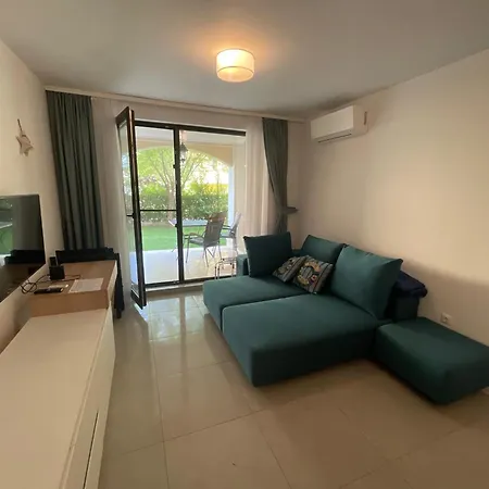 Designer 1br In Life Pool Included *